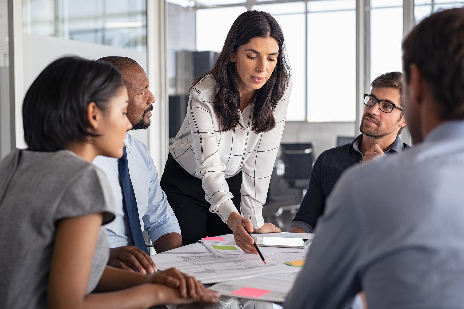 Community Leader Leads a Las Vegas Mastermind Group Session